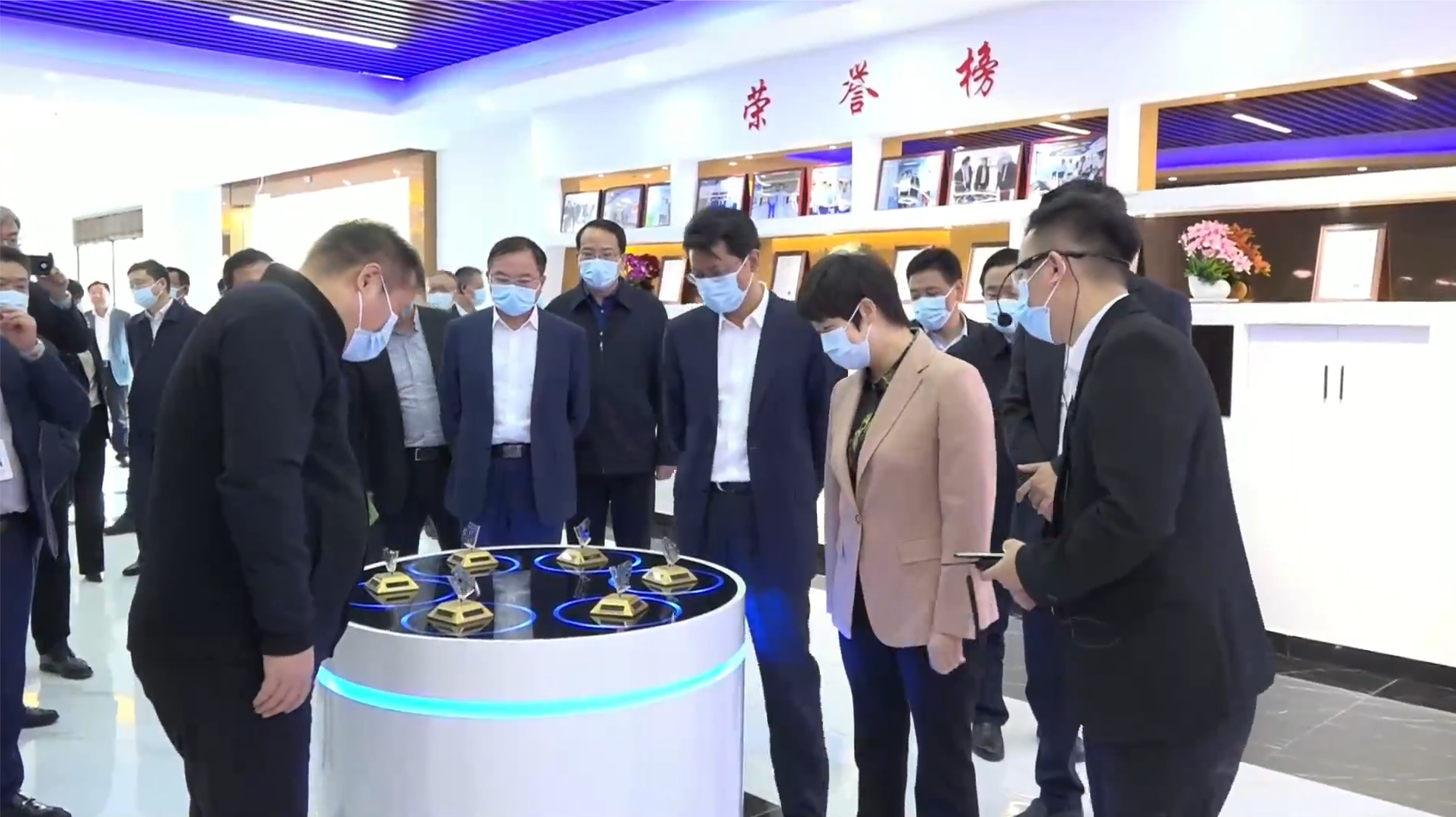 揚州市委書記張寶娟，市長王進健蒞臨我司參觀。